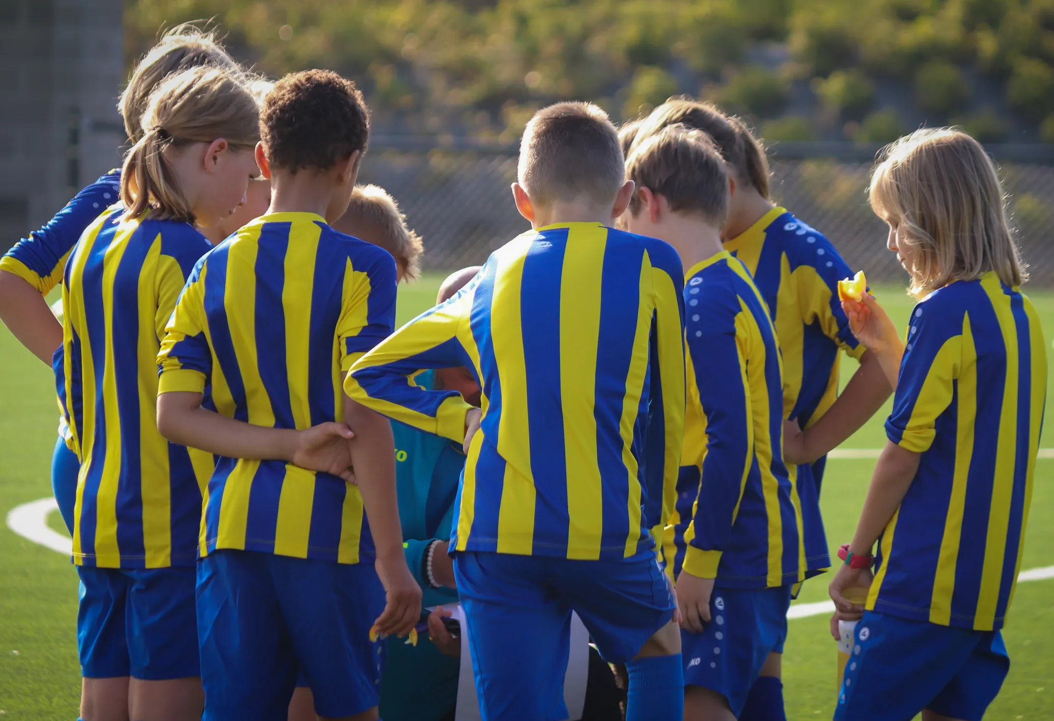 groep voetballers die een team huddle houden