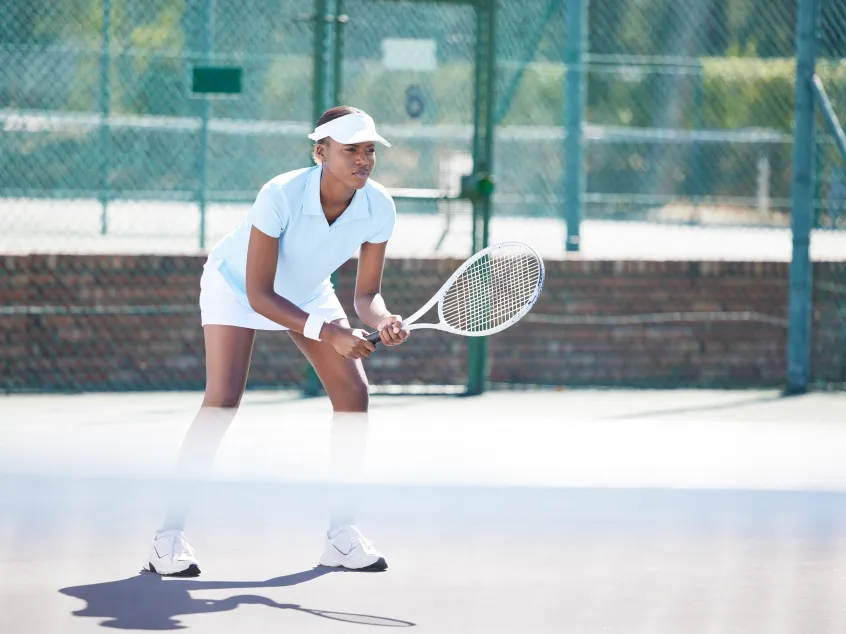 vrouw dat tennis speelt